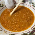 ラーメン もっけだの - 『赤唐味噌中華+食べるラー油』のスープ