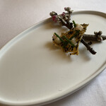 ラ・トゥーエル - ❷海苔を加えた米のチップ、シーアスパラ、フィンガーライム、アサリのエキス