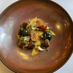 ラ・トゥーエル - オマールエビ、ヨモギのニョッキで包んだブータンノワール、マンゴー、ゴールデンビーツ、椎茸、ユリネ