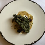 ラ・トゥーエル - 酒粕に漬けた甘鯛、黒キャベツ、コンソメで炊いたチリメンキャベツ、ブロッコリーロマネスコ、カリフラワー、芽キャベツ