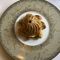 ラ・トゥーエル - 黒トリュフのパイ包み焼き