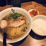 塩そば専門ユイシキ - 塩味玉そば　ライス小　サービスのキムチ