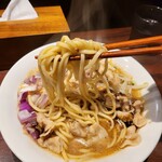 牛骨らーめん 牛王 - 麺がいつものと違いますね。