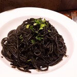 オステリアチードゥエ - ⚫まっ黒イカスミソースのスパゲッティ