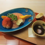 祇園 末友 - いちご、マンゴー、ココナッツアイスの苺ソース掛け。紅白しるこ。