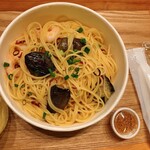 タパス＆タパス - 小海老と揚げ茄子、からすみの和風ペペロンチーノ 大盛 1,200円（税込）　別容器に入っているのがからすみ