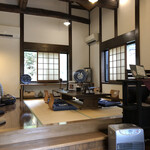 手打そば 瑠庵 - 小上がり畳に1テーブル、カウンター5〜6席、椅子テーブル2テーブル　そう多くはありませんが和モダン落ち着きのある店内です。