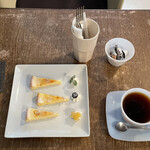 FLAT HOUSE cafe - ケーキセット（ゆずのチーズケーキとホットコーヒー）770円。