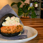 セレーノ シーフード&カフェ - 黒いバンズのフィッシュサンド。時期によって使っている魚や内容は異なるようです。