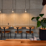 セレーノ シーフード&カフェ - さっきまで地方の港町にいたのが嘘みたいに感じる空間が広がってます。