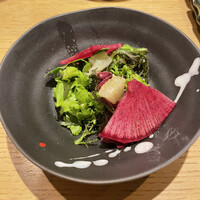 鳥恵 上野広小路店 - サラダ。お野菜にもこだわっています