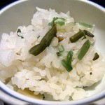 ステーキハウス 村岡 - この山菜ご飯がものすごく美味しいんですよね。
      どうしてかというと、ご飯を出す時間に合わせて、お米を研いで最新の注意を払って美味しいご飯が出来るようにって念じて炊いているからなんですよ。