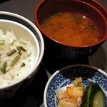 ステーキハウス 村岡 - 山菜ご飯、赤だし、香の物です。