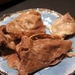 ステーキハウス 村岡 - 噛めば噛むほどに至福が口の中で暴れだします。
      そう、この味。
      夢にまで観た隠岐牛の味です。
      隠岐の島で、ミネラル豊富な地元の飼料を沢山食べて、隠岐の自然環境で育った肉は、極上の旨みが感じられます。