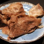 ステーキハウス 村岡 - さあ、極上お肉を食べましょうか。
      蒸篭（せいろ）むし と 幻の隠岐牛の為に作られた特注ポン酢でいただきましょうか。
      最初に隠岐牛から。
      旨い！！