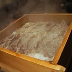 ステーキハウス 村岡 - そして、その湯気の下に、蒸しあがった極上のお肉が見えてきましたよ。