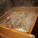 ステーキハウス 村岡 - 出来上がりました。
      蓋を取ると、ふぁ～って、湯気が立ち上りました。