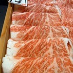 ステーキハウス 村岡 - そして、２つのお肉の下に、鹿児島の黒豚がビシ～っと敷き詰められています。
      さらに、一番下には、もやしが鎮座しています。