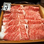 ステーキハウス 村岡 - 蒸篭（せいろ）むしのお肉です。
      左側の「隠岐牛」とＰＯＰが置かれている方が幻の隠岐牛です。
      右側が佐賀牛です。