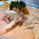 ステーキハウス 村岡 - 自家製ドレッシングの酸味が効いて美味しかったですよ。
      どんどん食べすすんでいきます。