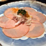 ステーキハウス 村岡 - 前菜です。
      ロースハムとオニオンスライス自家製ドレッシング添えです。