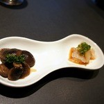 ステーキハウス 村岡 - 先付けです。
      店主さん手作りの料理ですよ。