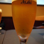 ステーキハウス 村岡 - じゃあ、またまた、乾杯～っ。
      ぷふぁ～、旨い！！
      美人と飲むお酒は最高ですよね。（笑）