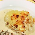 キャセロール - 付け合わせのジャガイモのグラタン。