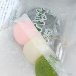 御菓子司 東寺餅 - お花見団子150円 もっちもち