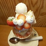 菓子屋 chill - イチゴパフェ