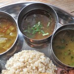 Meals and Grind Drive Inn - サンバル、ラッサム、豆のスープ