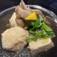 賛否両論 名古屋 - おまかせコース（税込 3,900円）評価＝◎：【椀物】鶏つくねと九条ネギの吸い物