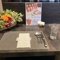 タンテ グラッツィェ - この席に案内される。卓上にはお店からのコメントが。