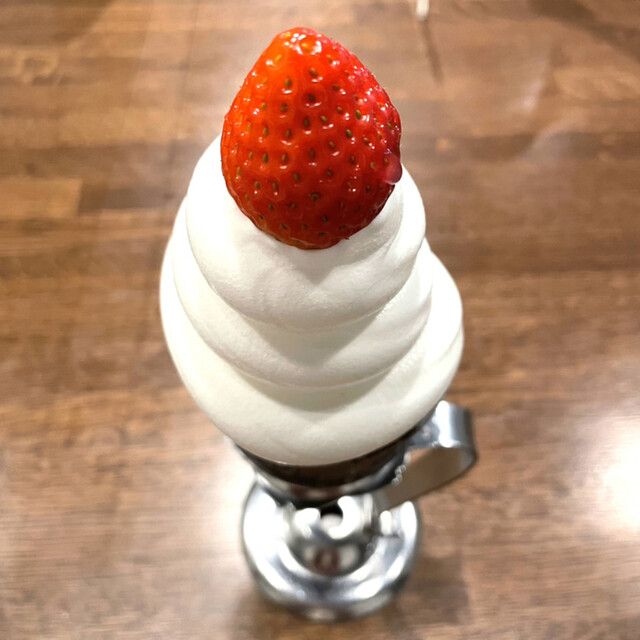 miu.laboさん　こけし　ソフトクリーム　いちごソース　アイスクリーム DAIMYO SOFTCREAMで人気の季節フレーバー 「いちご×いちご」の