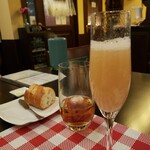 ビストロ デ トロワ - 桃ジュースとスパークリングのカクテル