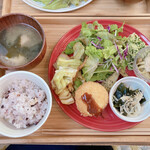 ふくみみ cafe - ワンプレートの中にはサラダ、野菜炒め、お芋などたくさんのお料理が隠れているので見た目以上の満足です