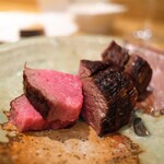 やまぐち - 黒毛和牛の炭火焼き。2時間じっくりと焼いて。