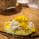 やまぐち - 黄トマトソースの冷製カッペリーニ、蒸したシラウオと桜草の花弁をのせて♬