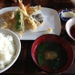 Tenyoshi - ランチの天ぷら定食(750円)です。
                      おいしく、量も十分あり、満足できました。