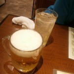 Shinron - にごり杏露酒のソーダ割（630円）と生ビール（500円）で乾杯！