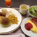 Seasons - 朝飯バイキング。洋食編。出来たてオムレツとベーコンとミートボールとコーンクリームスープ。