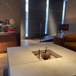 レフェルヴェソンス - ウェイティングルームも　囲炉裏を囲むスタイルに改装され日本らしさを強調しています。次のインバウンドへの準備も着々ですね。