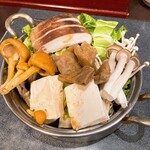 馬肉バル 新三よし - 【2021年12月】おたぐり鍋(S)＠940円、提供時。おたぐり鍋は、馬モツときのこの味噌仕立ての鍋のことらしい。