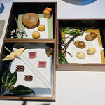 レフェルヴェソンス - 三段中に入ったミニャルディーズ! 凄く手が混んでいてお薄と一緒にいただけるのがいいですね！