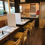 芳香庵 みのる - 椅子席（奥はそば打ち部屋）