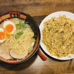 本田商店 - 純味ラーメン玉子入りとチャーハン中