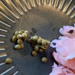 檜垣 - 鯖寿司に付属したいた山椒の実