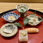 日本料理 太月 - 八寸
      ◆ アオリイカのミミとわけぎの酢味噌和え
      ◆ あん肝うま煮
      ◆ 白魚の白煮 梅肉添え
      ◆ 鰯の梅煮
      ◆ 車海老の黄身寿司
      ◆ 枡大根に炊いた大豆