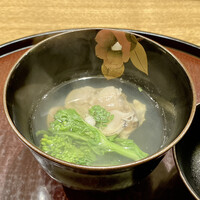 日本料理 太月 - 九十九里の地蛤のはま吸い
                    椿柄の器が素敵！
                    蛤の美味しいお出汁も重なりしみじみとします♪
                    京都の花菜の緑色が鮮やかに映えます。
                    とても甘みのあるはま吸いに木の芽が爽やかな演出、凄く美味しいお椀です♪