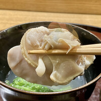 日本料理 太月 - 九十九里の地蛤のはま吸い
                      蓋を開けると湯気が立ち上りお出汁の香りがふわっと拡がります。
                      地蛤がとても大きく立派です！
                      